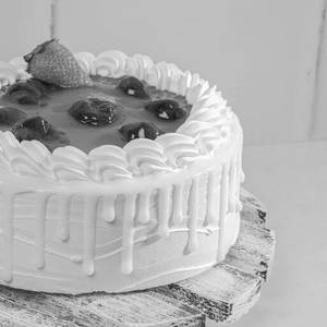 Strawberry Wonder Cake Kg Eggless