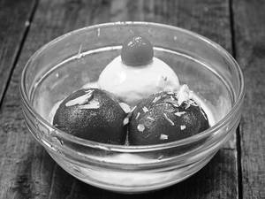 Gulab Jamun With Ice Cream