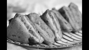 Aloo Stuffed Bread Pakoras (5 Pcs)