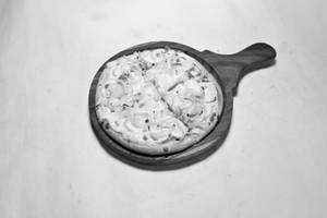 Fresh onion menia pizza                                         