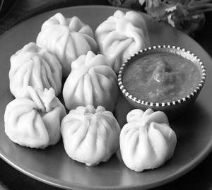 Veg Momos (12 Pcs)