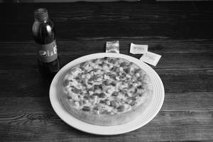 10" Capsicum & Golden Corn Pizza With Coke                     