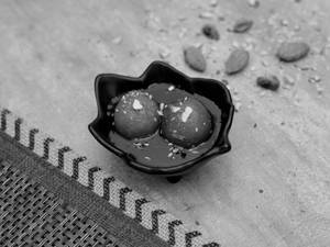 Ghee Gulab Jamun (2 Pcs)