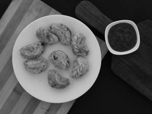Veg Momos (12 Pcs)