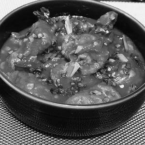 Chicken In Hot Garlic Gravy