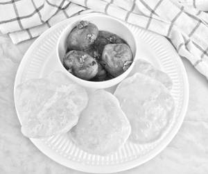 Luchi ( 4 Pcs ) With Aloo Dum