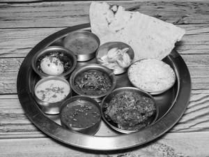 Chicken Sukka Thali (2 Bhakri)