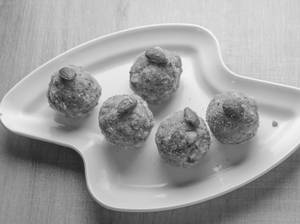Gond Laddu (5 Pcs)  