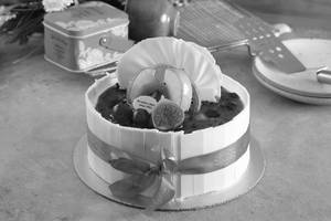 Exotic Strawberry Cake [1.2 Kg]
