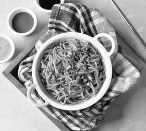 Veg Hakka Noodles (450 gms)