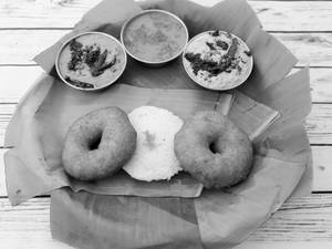 2 Wada + 1 Idli