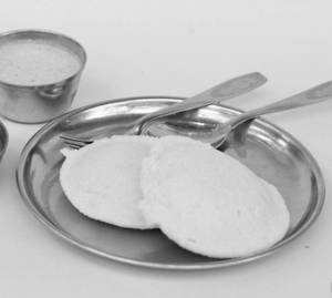 Steamed Idli (2 Pcs) ( Served with Sambar & Chutney)