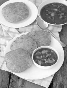 Bedmi Poori With Aloo Sabzi (4 Pcs)