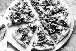 Mushroom Paprika Pizza Large - 8 Piece