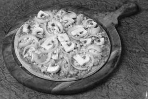 Mushroom And Onion Pizza