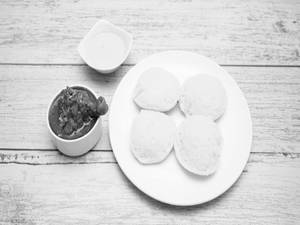 Chettinad Chicken Gravy With Idli [4 Pieces]
