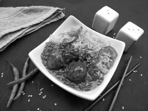 Vegetable Noodles With Manchurian (2pcs) 