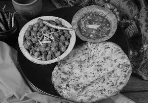 Aloo Kulcha With Chole Or Dal Makhani