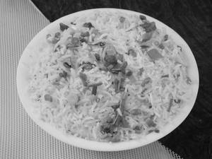 Veg Fried Rice (Served with raita)
