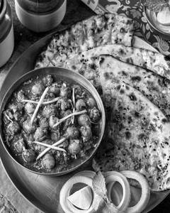 Spl Amritsari Chole With Stuffed Kulcha
