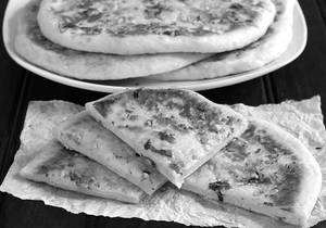 Cheese Garlic Naan (1 Pc)