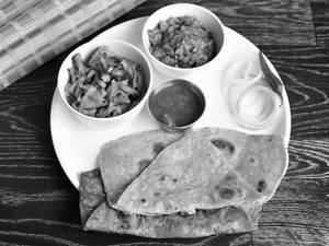 Plain Paratha Aloo Bhujiya Aur Chokha