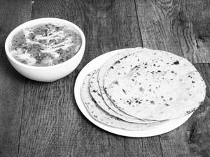 Dal Makhni With 4 Tawa Roti's