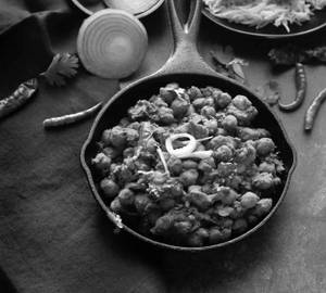 Pindi Chana Per Plate