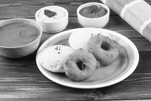 2 Idli With Vada
