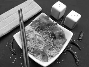 Vegetable Noodles With Chilli Paneer (2pcs) 