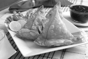Jodha Special Samosa With Kadhi