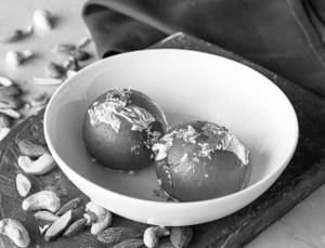Bharwan Gulab Jamun (2 Pcs) - Serves 2