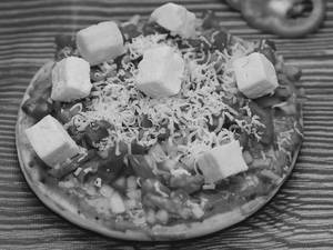 Spicy Paneer Pizza
