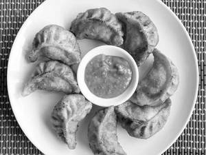 Veg fried momos [8 pieces]