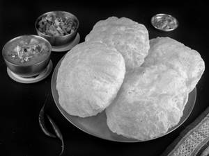 Poori Chana Masala (4 Pcs)