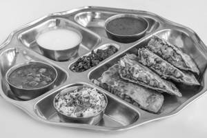 P9 (Special Paratha Platter (Pyaaz)(4 Slices))