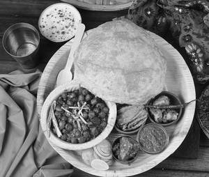 Chole Bhature Meal [Serves 2-3]