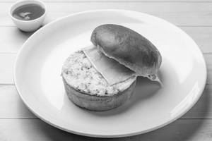 Bun Maska With Egg And Cheese