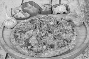 Deluxe chicken pizza