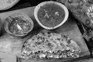 Chicken Cheese Kulcha With Gravy