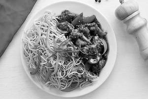 Hakka Noodles + Chilli Chicken + Salad