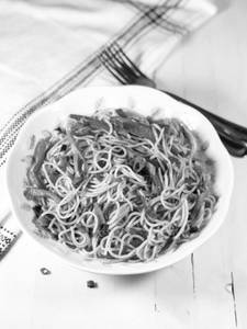Veg Hakka Chowmein (Gravy)