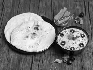 Hummus Dip With Bread