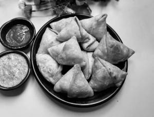 Chicken Samosa Medium (8 Pcs)