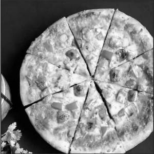 Smoked Paneer Thin Pizza Ten Inch [25 Cm]