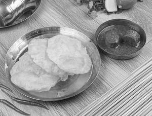 Luchi(3pcs)with Chittal Muitha(2pcs)