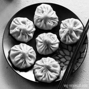 Cheesy Chicken Momos (6 Pcs)