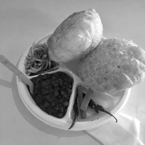 Plain Chole Bhature (2 Pcs)