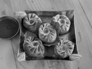 Schezwan Veg Momos