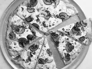 Pollo Tartufo Pizza,shitake,chicken (white Cheezy Sauce Pizza, Truffle Oil,alfredo Sauce)